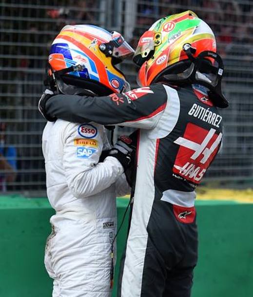 L&#39;abbraccio tra Alonso e Gutierrez. Ap 